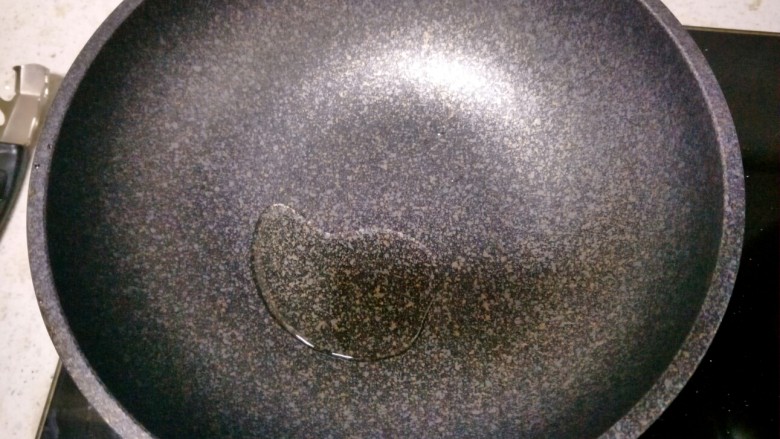 口蘑芦笋炒鸡胸,锅内倒入玉米油,用黄油会更香喔,我是觉得玉米油比黄油热量低。