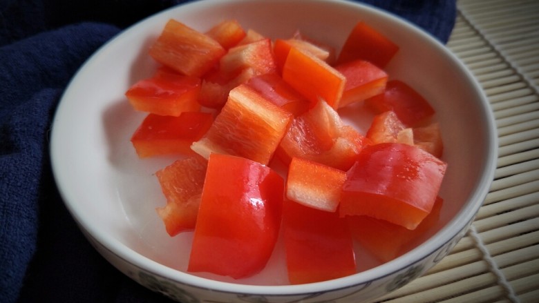 口蘑芦笋炒鸡胸,<a style='color:red;display:inline-block;' href='/shicai/ 86647'>红彩椒</a>切小块,主要用来搭配颜色,所以不需要很多。