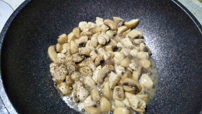 口蘑芦笋炒鸡胸,加入鸡肉翻炒均匀后,再加入一勺盐和多一些的研磨黑胡椒(一定要用研磨黑胡椒,不要用黑胡椒粉,研磨黑胡椒炒出来的香味很浓郁,黑胡椒粉做不到)