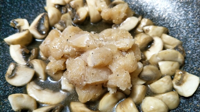 口蘑芦笋炒鸡胸,炒至口蘑变软时倒入鸡肉。
我这里加了一些水,口蘑本身是会出水的,但是如果出水太少,就加入少许水就可以了。