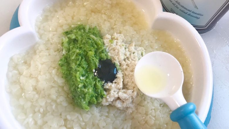 鸡肉西兰花心形面
,添加核桃油(核桃油中含有丰富的亚油酸,亚麻酸,其成份形式接近母乳,在体内转化成dha和ara对宝宝的大脑发育起重要作用)