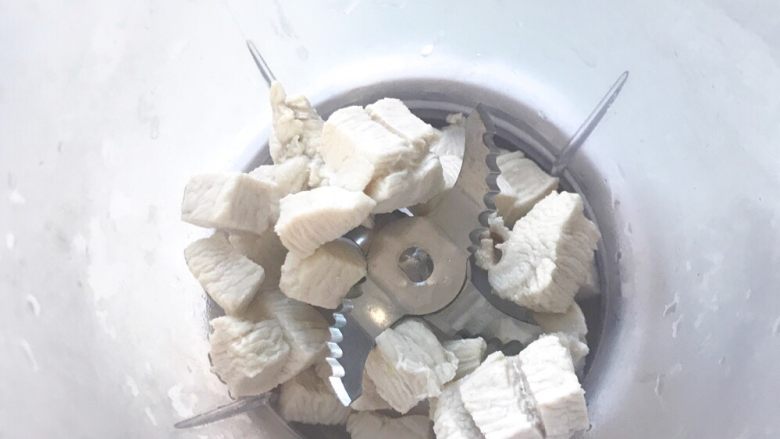 鸡肉西兰花心形面
,煮好的鸡胸肉用辅食机打成碎(没有完全打成泥、因为宝宝已经七个半月快八个月了 长了两颗小牙 把食物给她磨的很碎 可以锻炼她的咀嚼能力)