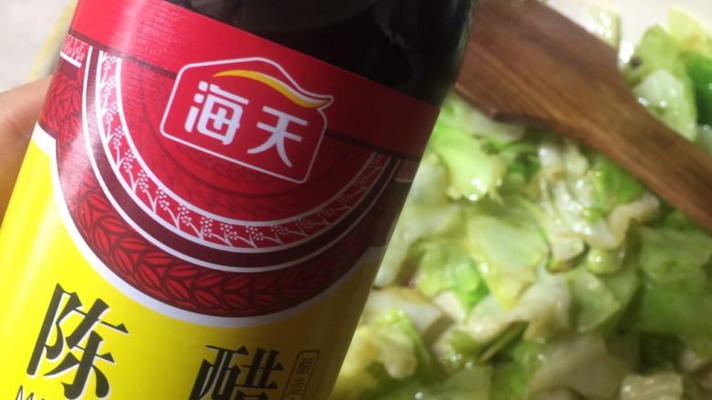 糖醋手撕包菜,加入醋。