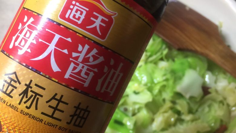 糖醋手撕包菜,加入<a style='color:red;display:inline-block;' href='/shicai/ 692'>酱油</a>炒匀。