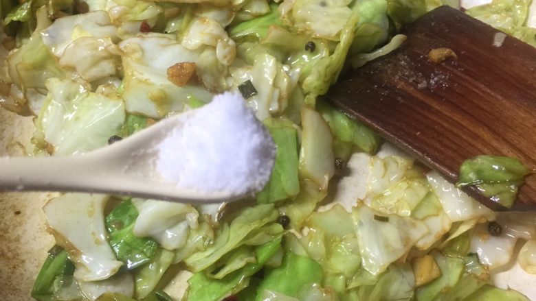 糖醋手撕包菜,最后加入盐调味。