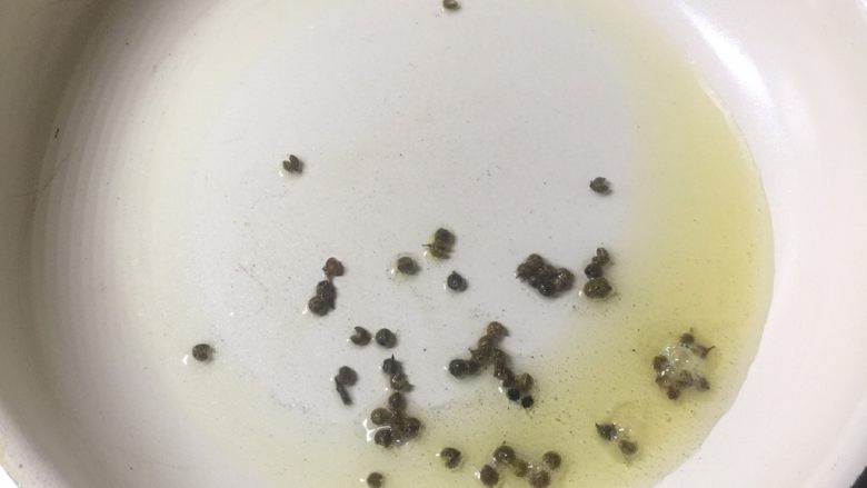 糖醋手撕包菜,锅里热油，加入花椒爆香。