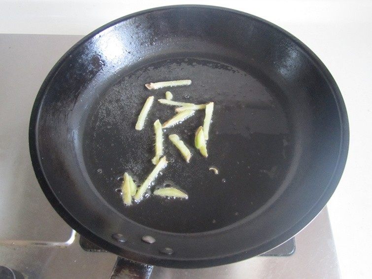 黄鱼焖豆腐,热锅凉油, 放入姜丝进去煸炒;