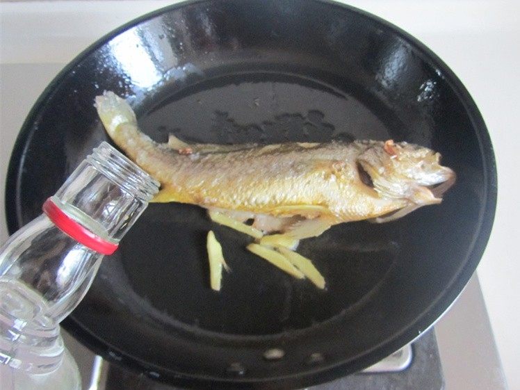 黄鱼焖豆腐,烹入适量的白酒;