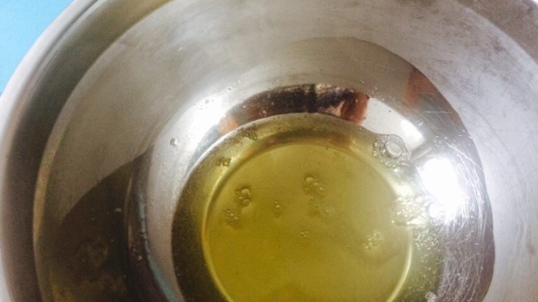 没有盒子的豆乳盒子,蛋白最好是放在冰箱冷藏后不容易消泡,接下来打发蛋白,将蛋黄糊盆上包上保鲜,防止表面干点