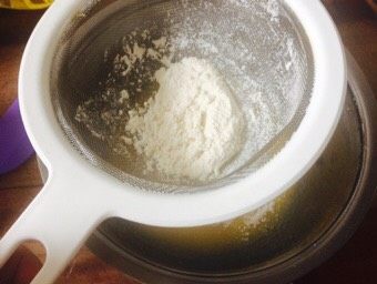 没有盒子的豆乳盒子,将70g低筋面粉分三次筛入蛋黄盆中,每次筛入要拌至无干粉,再筛入面粉