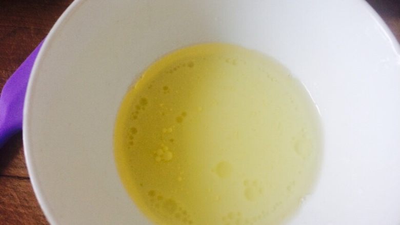 没有盒子的豆乳盒子,加入40ml<a style='color:red;display:inline-block;' href='/shicai/ 140122'>玉米油</a>,这时候油和牛奶分离,不要担心,搅拌搅拌再搅拌