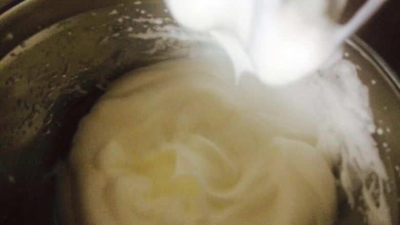 没有盒子的豆乳盒子,蛋白纹路明显,拿起打蛋棒,有尖尖角时加入第三次糖,继续打发,用一档,注意不要打发过了