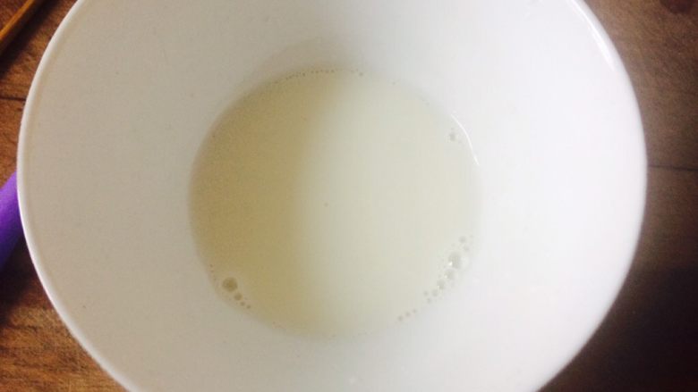 没有盒子的豆乳盒子,<a style='color:red;display:inline-block;' href='/shicai/ 219'>牛奶</a>40ml和20g糖混合放在干净的碗里,用手动打蛋器搅拌至糖融化