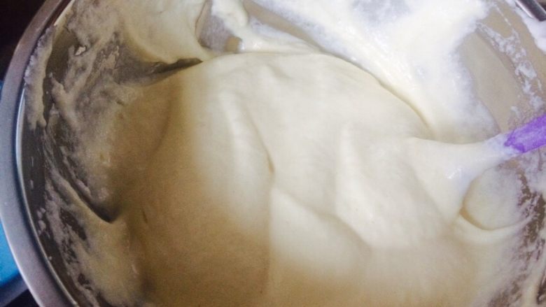 没有盒子的豆乳盒子,将剩下的蛋白糊加入,切拌均匀