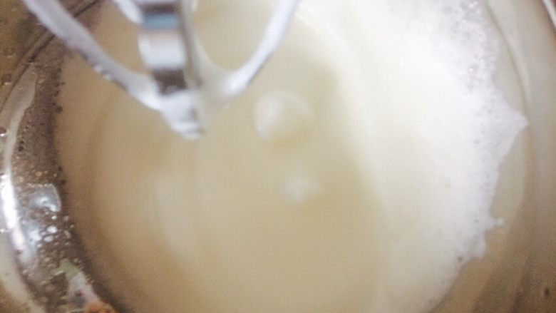 没有盒子的豆乳盒子,打至泡泡变细,蛋白体积明显变大,第二次加入三分之一糖,换三档打发