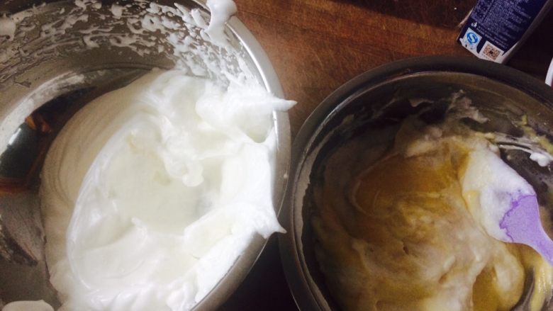 没有盒子的豆乳盒子,将三分之一蛋白糊倒入蛋黄糊中,迅速一定要迅速用切拌手法混合,防止消泡