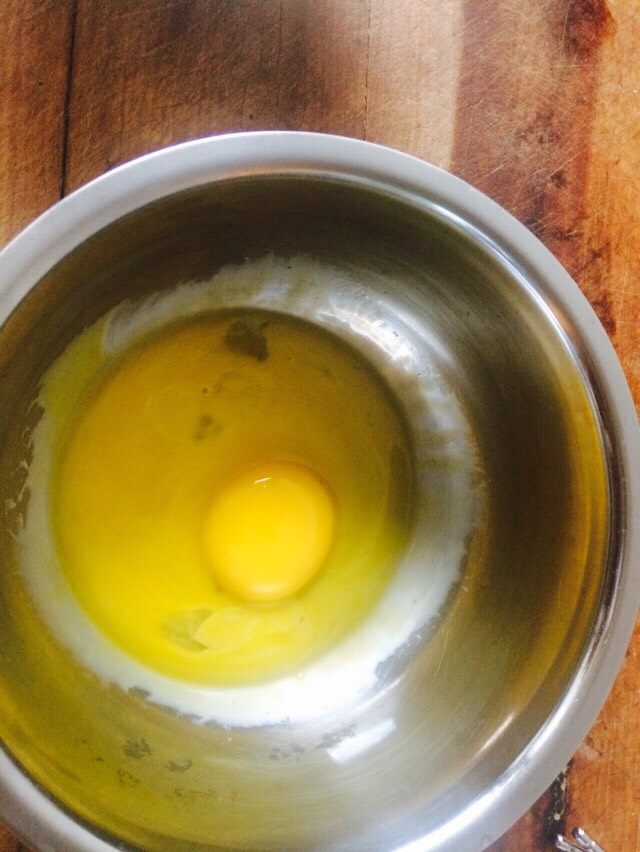 没有盒子的豆乳盒子,蛋黄蛋清分离,注意先将蛋打在一个小碗里再倒入无油无水的干净盆子中,以防止坏蛋👀