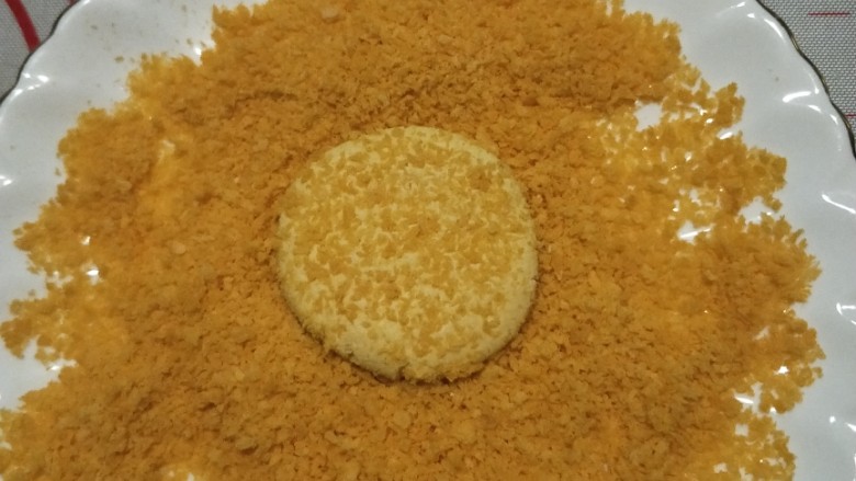 脆皮南瓜饼,将搓圆的南瓜球放<a style='color:red;display:inline-block;' href='/shicai/ 588'>面包糠</a>中压扁。
如果包馅的话，先拍扁包入馅料团圆后再压。感觉面团比较干可以先沾点水再沾<a style='color:red;display:inline-block;' href='/shicai/ 588'>面包糠</a>就好了