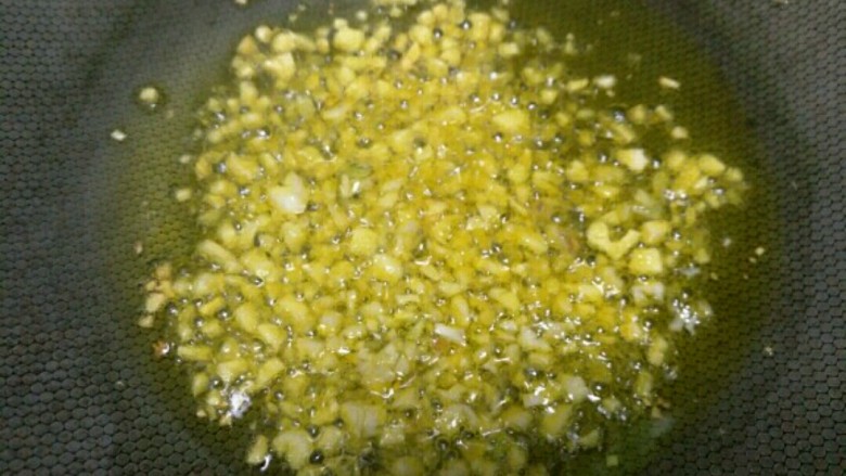 蒜蓉粉丝金针菇,锅内就少许油烧热,加入蒜末小火炒香