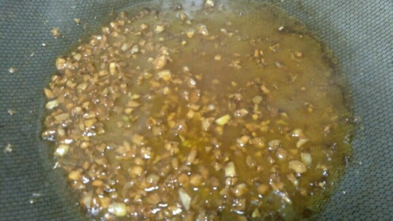 蒜蓉粉丝金针菇,最后加入少许清水,煮沸即可关火~