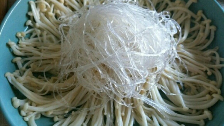 蒜蓉粉丝金针菇,将金针菇和粉丝摆入盘中~