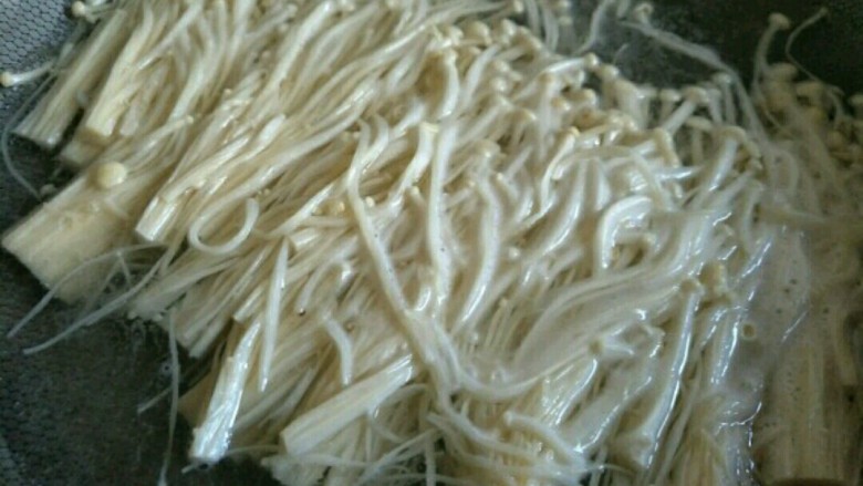 蒜蓉粉丝金针菇,蒜蓉汁变好后,放一旁备用~<a style='color:red;display:inline-block;' href='/shicai/ 234'>金针菇</a>去根并清洗干净,焯水后捞出~