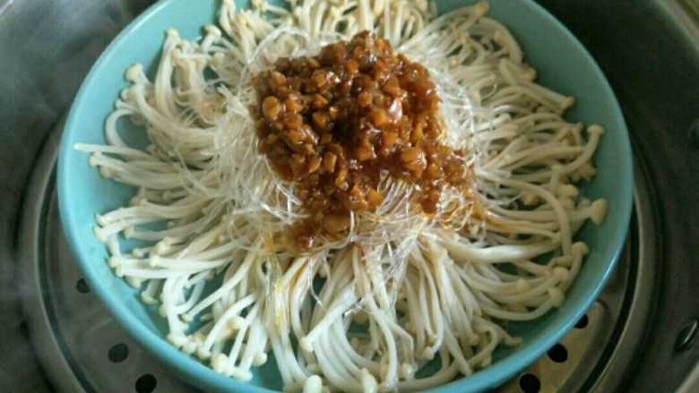 蒜蓉粉丝金针菇,将蒜蓉汁淋在上面,然后上锅蒸10-15分钟即可出锅~