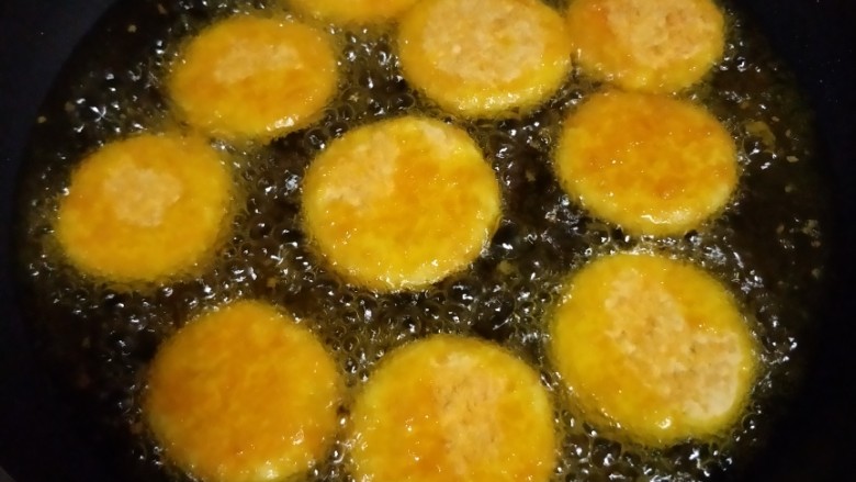 脆皮南瓜饼,锅里倒油,量大约可以没过南瓜饼就好。油温约5,6成热时,放入南瓜饼,火中小火炸