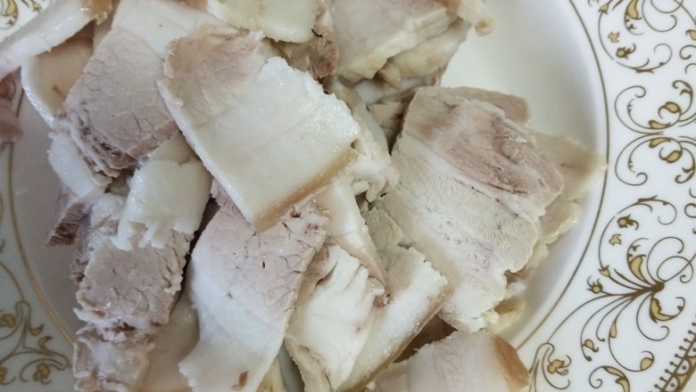 回锅肉,五花肉温水下锅煮15分钟,煮熟切片