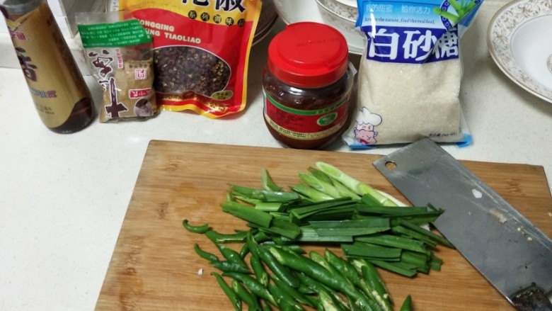 回锅肉,蒜苗 美人椒切断,大蒜,老姜 切碎别太碎