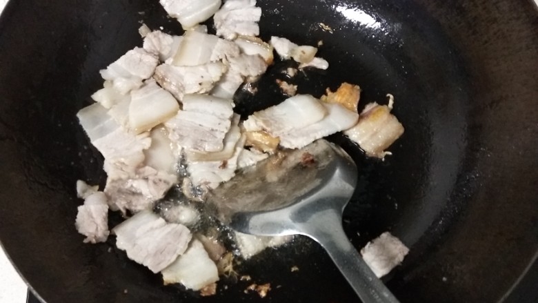 回锅肉,五花肉下锅放一小勺盐,别太多后面要放豆瓣不然会很咸