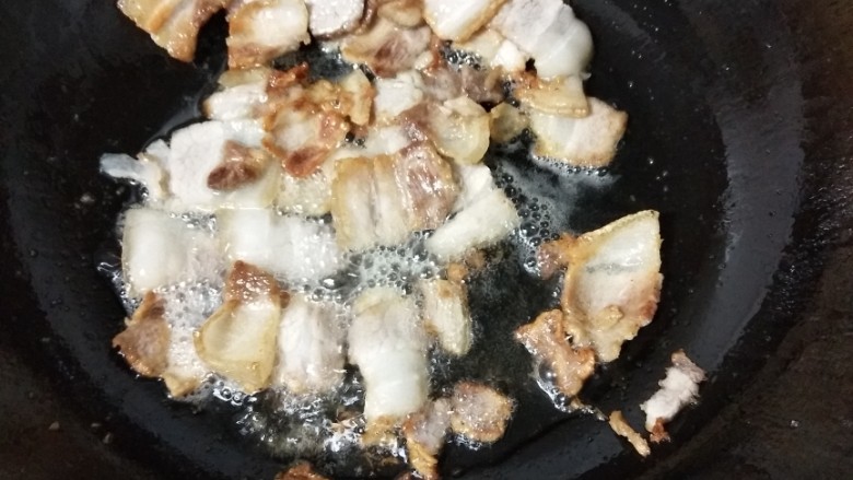 回锅肉,煸炒到一定程度