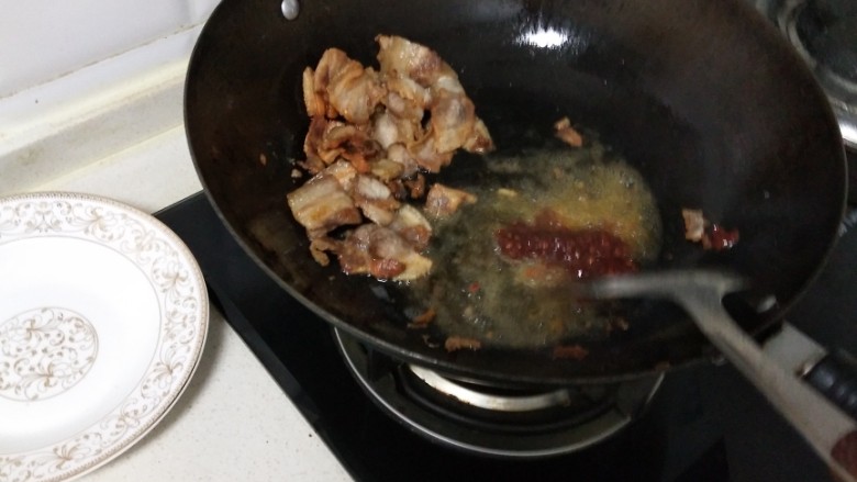 回锅肉,下锅煸炒