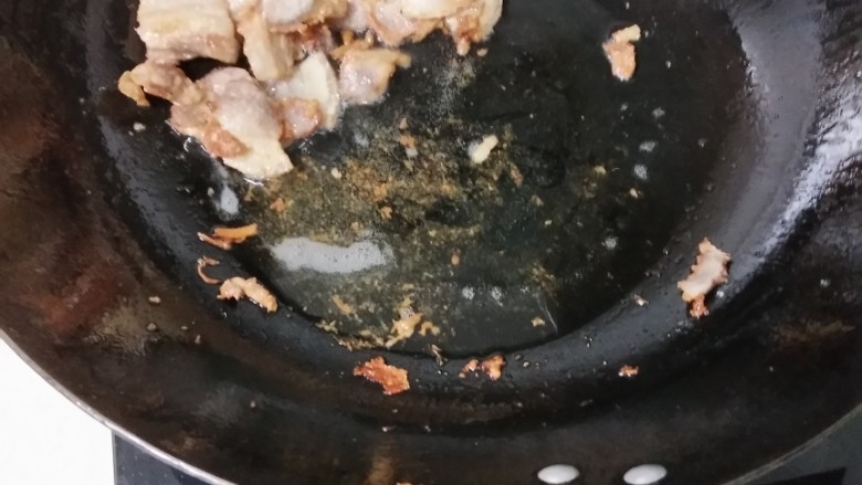 回锅肉,把肉赶到一边,放大蒜和老姜