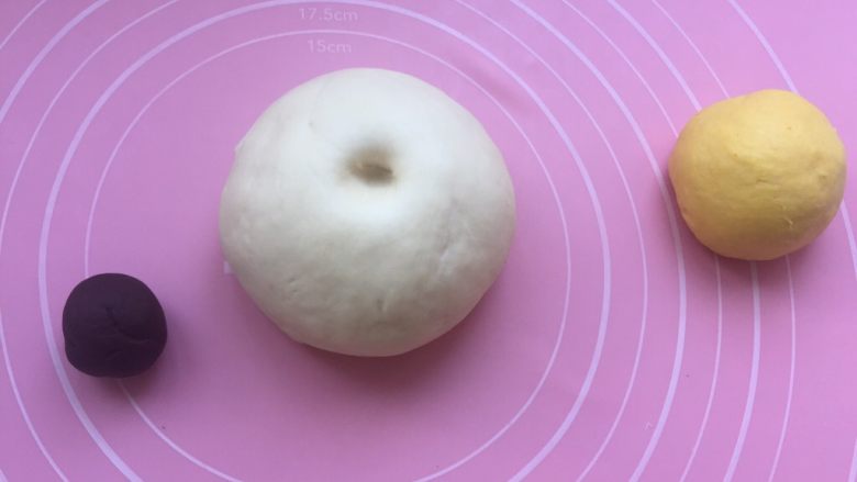 卡通狗狗馒头,盖上保鲜膜,室温发酵30分钟。