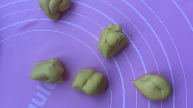 卡通狗狗馒头,南瓜面团分成均匀5份。四个做耳朵,1个做眼睛上的一圈。