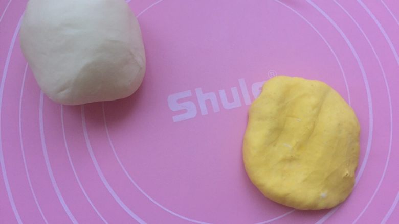 卡通狗狗馒头,然后用手压揉,排气。