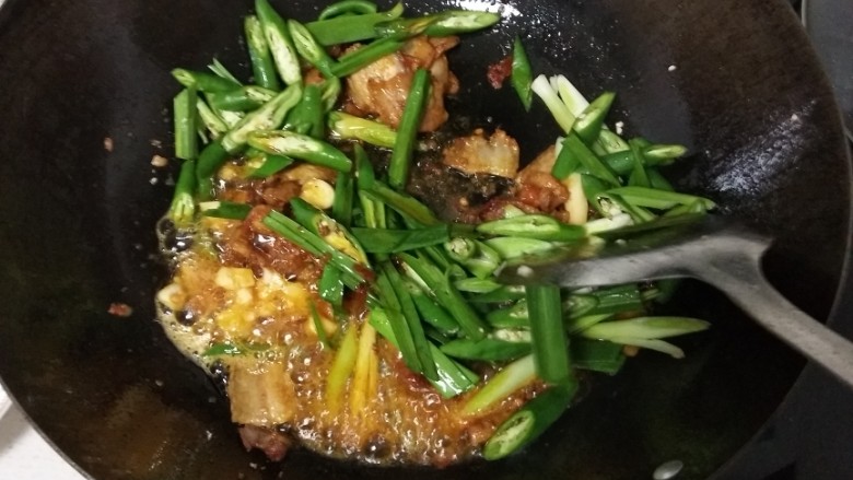 回锅肉,倒入蒜苗和美人椒