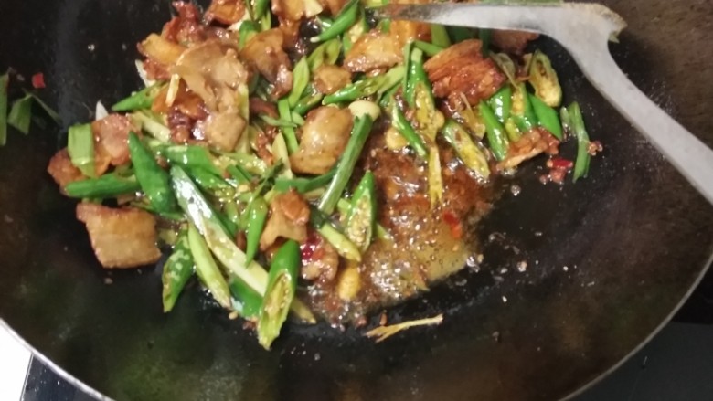 回锅肉,翻炒