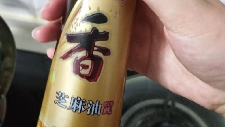 回锅肉,放适量芝麻油