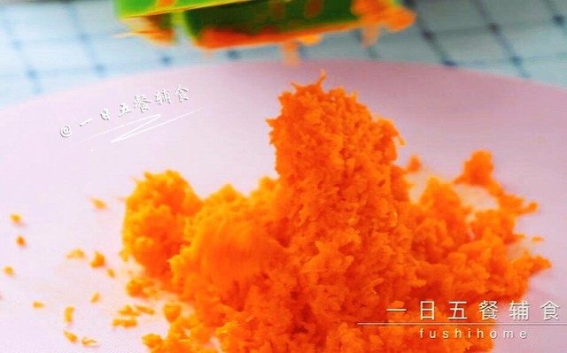 胡萝卜松饼,胡萝卜擦成蓉。如果没有擦蓉的器具,就把胡萝卜蒸熟再压碎。大块的胡萝卜,不仅宝宝难嚼得动,而且细胞壁太坚硬完整,吸收利用率就比较低。