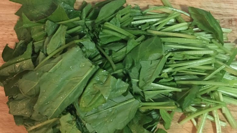 蒜香菠菜肉丝,煎蛋时可以顺便将菠菜切段备用。