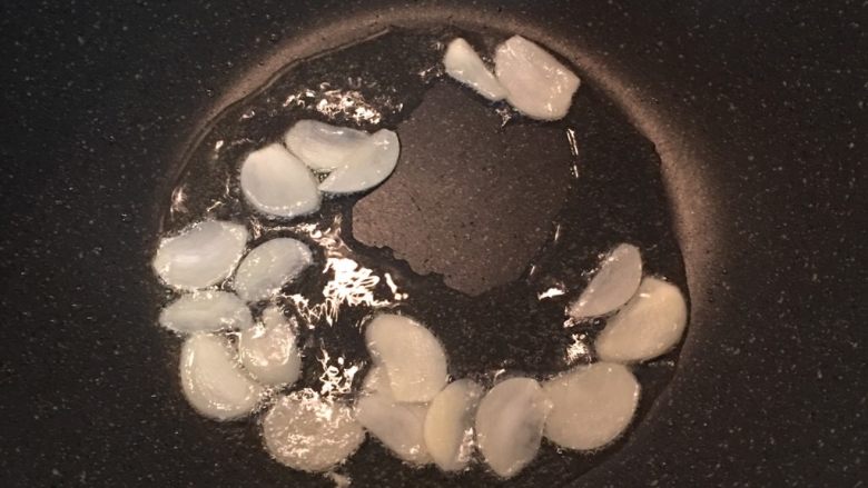 蒜香菠菜肉丝,原锅烧热后,加适量的油,小火将蒜片煎至金黄,