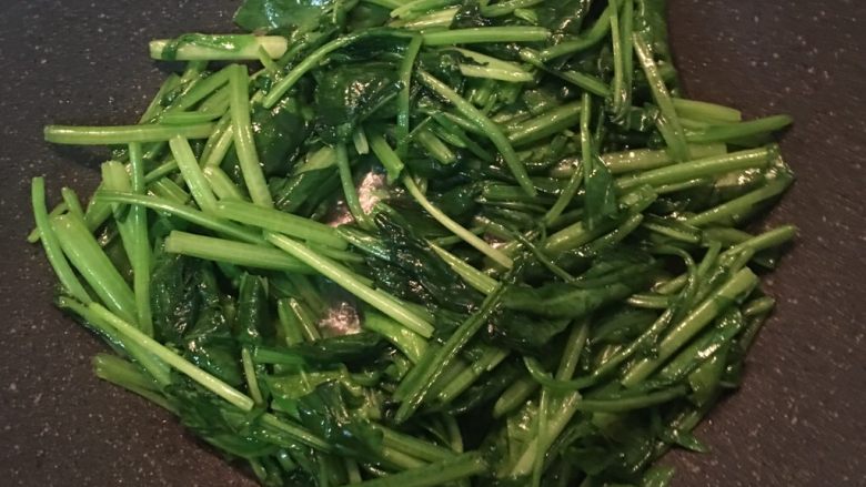蒜香菠菜肉丝,蒜头捞出后,直接用锅内的蒜油快炒小菠菜,用盐和少许糖调味拌两下,便可起锅,排在盘子里。千萬不要炒太久喔!
加少许糖可去除菠菜的澁味喔~