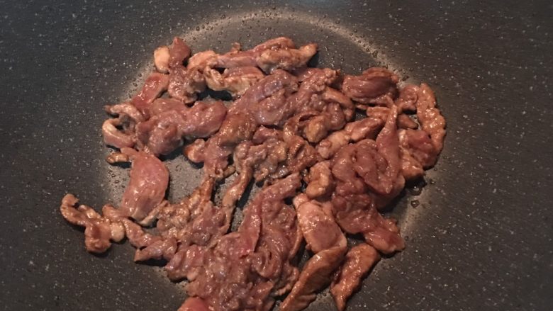 蒜香菠菜肉丝,炒锅洗净烧热,放一点香油,放入刚腌好的猪里肌丝,