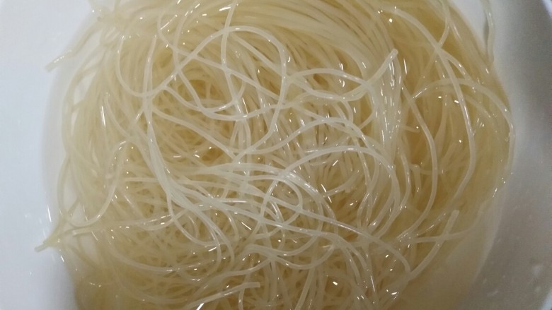 朝鲜冷面,并且用手把冷面搓开,一根一根的