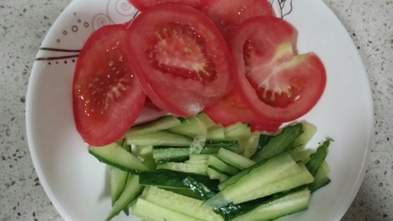 朝鲜冷面,准备配料。西红柿切片,黄瓜切丝