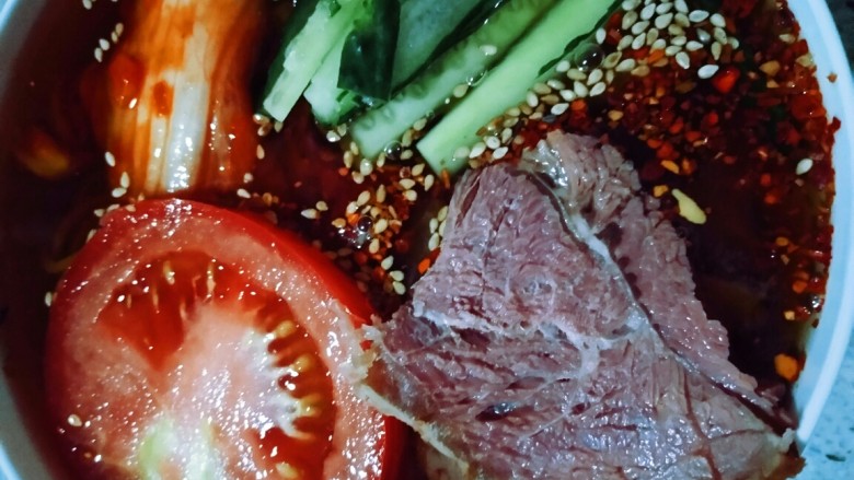 朝鲜冷面,取出冷藏好的汤汁,加入冷面,牛肉,黄瓜,西红柿,辣白菜,鸡蛋,可以吃啦,清清爽爽,透心凉心飞扬😍😍😍