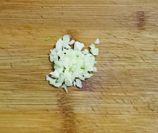 凉拌凉粉,蒜去皮后冲洗干净,拍扁切成蒜末