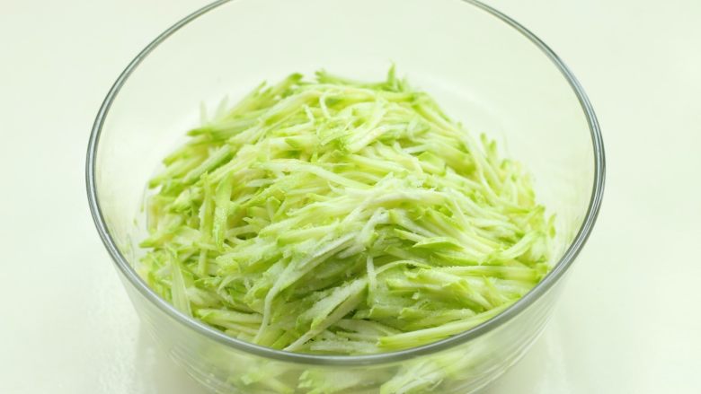西葫芦丝小软饼,西葫切细丝,放盐腌制。